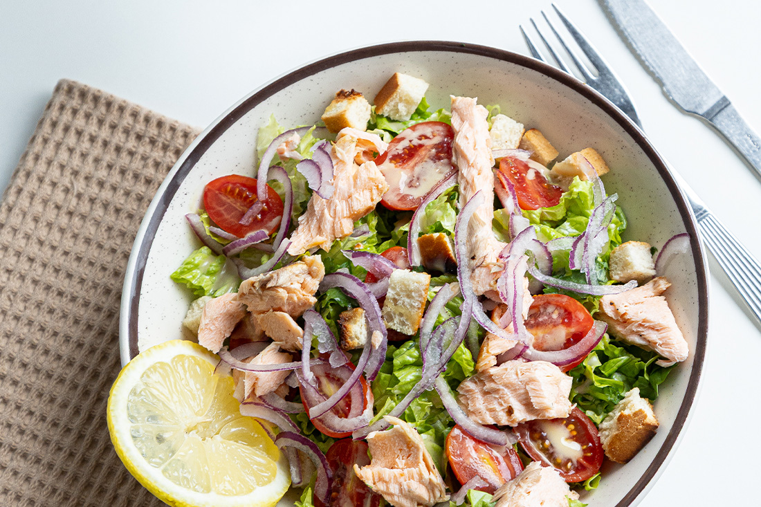 Plato de vegetales e ingredientes frescos